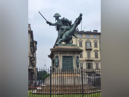 Quando il cavallo offusca il cavaliere: la statua omaggio a Ferdinando di Savoia in piazza Solferino Quando il cavallo offusca il cavaliere: la statua omaggio a Ferdinando di Savoia in piazza Solferino