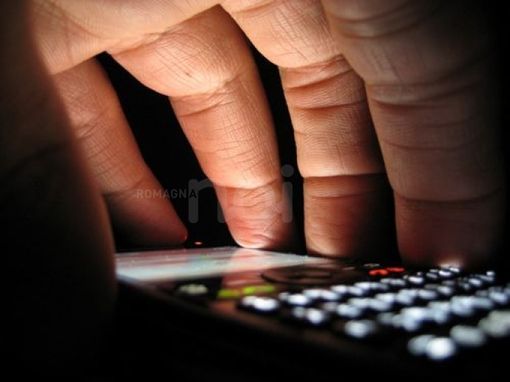 Ruba un cellulare in un bar: arrestato