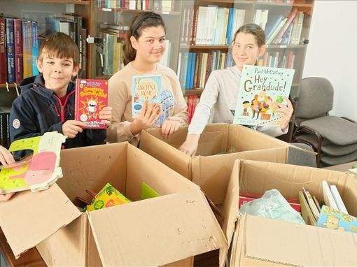 bimbi che leggono libri