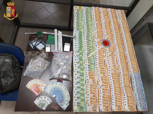 Il 'pusher della domenica' in casa nascondeva droga e oltre 22 mila euro in contati