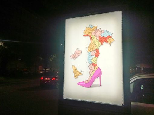 L'Italia indossa un tacco a spillo fucsia: Andrea Villa omaggia il Torino Pride