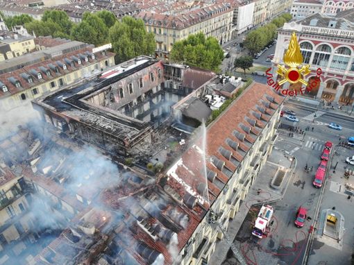 rogo di un palazzo ripreso dall'alto rogo di un palazzo ripreso dall'alto