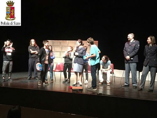 Il progetto Blue Box della polizia sbarca a teatro