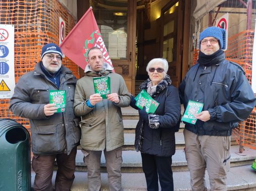 Protesta davanti alle poste: "Vogliamo entrare anche senza green pass", ma vengono respinti [VIDEO]