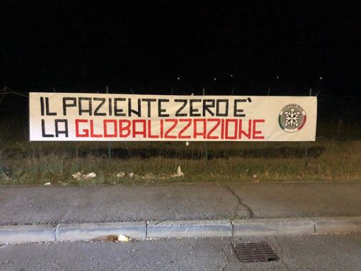 Coronavirus, striscioni di CasaPound a Torino, Venaria e Settimo:"Il paziente zero è la globalizzazione" Coronavirus, striscioni di CasaPound a Torino, Venaria e Settimo:"Il paziente zero è la globalizzazione"