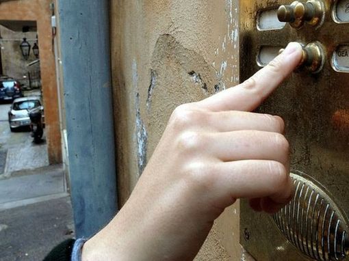 "I suoi gioielli sono contaminati": finti operatori portano via oro e argento ad un'anziana "I suoi gioielli sono contaminati": finti operatori portano via oro e argento ad un'anziana