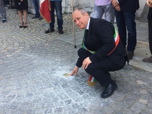 Collegno, ricollocata la pietra d'inciampo: "Massimo sei tornato a casa" Collegno, ricollocata la pietra d'inciampo: "Massimo sei tornato a casa"