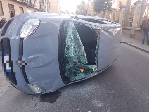 Incidente rocambolesco nel pomeriggio di oggi a Venaria Reale