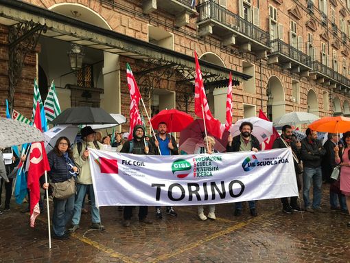 Presidio di solidarietà sotto la pioggia per la docente che era stata sospesa a Palermo [FOTO]