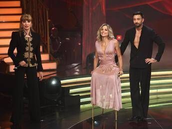 Ballando, tabloid accusa: "Pernice ha toccato Fialdini". La difesa di Carolyn Smith