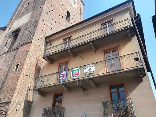 A Chivasso via i simboli di partito dalla piazza della chiesa A Chivasso via i simboli di partito dalla piazza della chiesa