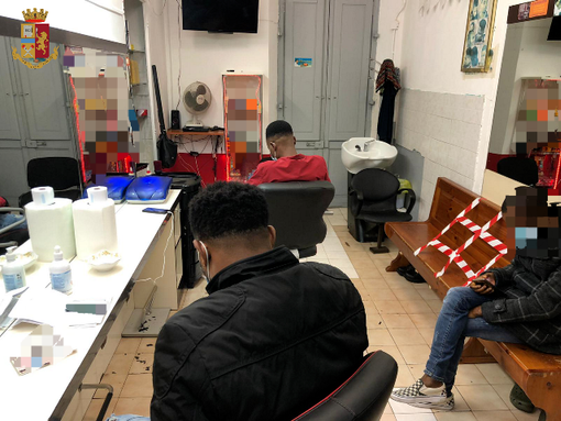 Torino, otto in attesa del parrucchiere: locale chiuso per 5 giorni Torino, otto in attesa del parrucchiere: locale chiuso per 5 giorni