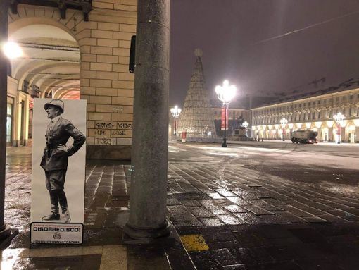 Un cartonato di Gabriele D'Annunzio messo da CasaPound in piazza San Carlo Un cartonato di Gabriele D'Annunzio messo da CasaPound in piazza San Carlo