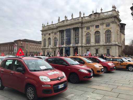 Le scuole guida suonano il clacson della disperazione: “Calo del 90% del lavoro, migliaia di esami arretrati”  [VIDEO e FOTO]
