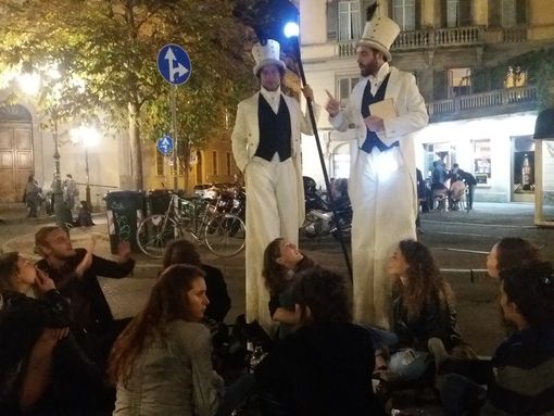 Artisti di strada in piazza davanti al pubblico