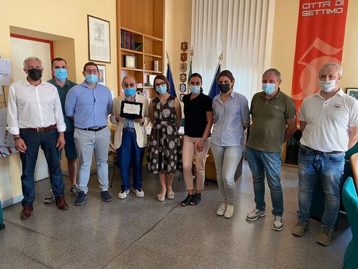 Novant'anni e non sentirli: Settimo premia il decano dei commercianti Francesco Cena