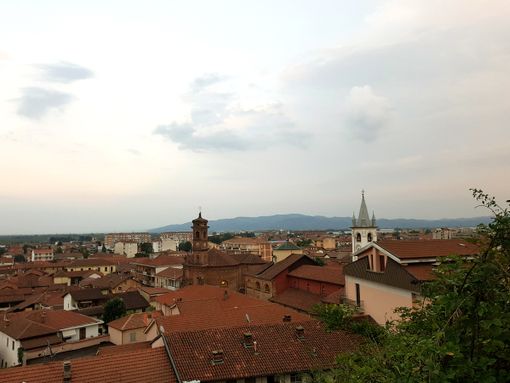 Coronavirus, a Volpiano chiuse le aree pubbliche e il cimitero Coronavirus, a Volpiano chiuse le aree pubbliche e il cimitero