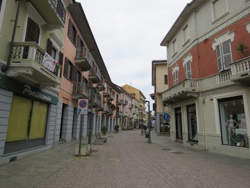 Settimo: grandi parchi chiusi al pubblico e spostamenti consentiti nel raggio di 300 metri per chi porta fuori il cane o pratica attività fisica