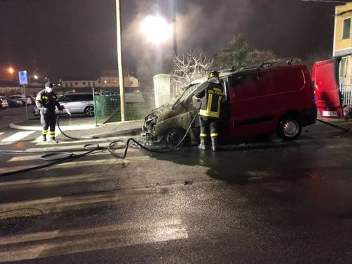 A fuoco un furgone in via Ivrea a Chivasso A fuoco un furgone in via Ivrea a Chivasso