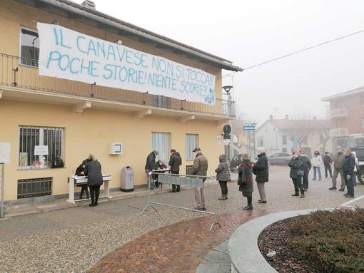 Cittadini e amministrazione scendono in piazza per dire no al deposito unico delle scorie nucleari in canavese Cittadini e amministrazione scendono in piazza per dire no al deposito unico delle scorie nucleari in canavese