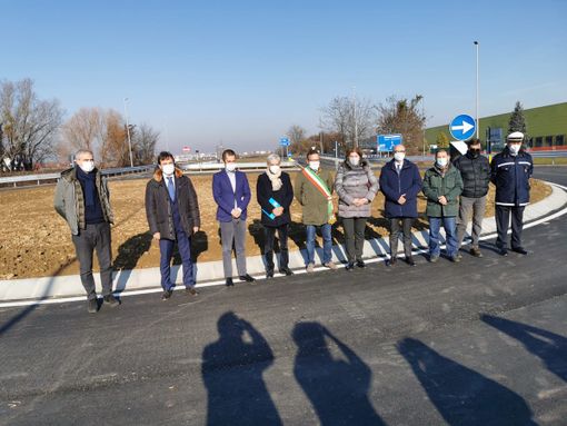 Gli assessori Gabusi e Tronzano inaugurano la nuova rotatoria all'interporto Sito Gli assessori Gabusi e Tronzano inaugurano la nuova rotatoria all'interporto Sito