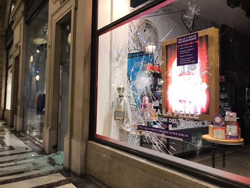 Scontri in centro, i manifestanti sfasciano le vetrine e saccheggiano i negozi [FOTO e VIDEO]