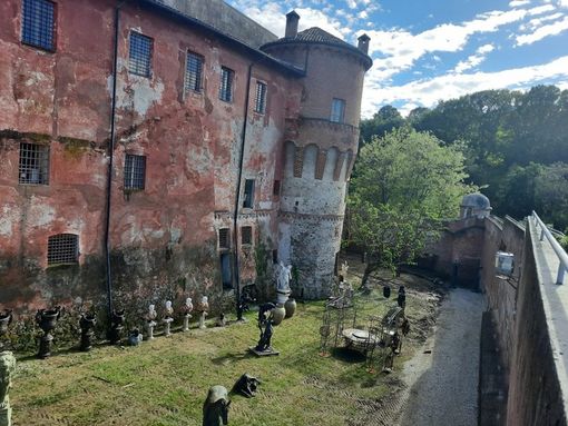 Saluzzo, parziale veduta in anteprima dell'Antiquariato da giardino, in allestimento negli spazi esterni della Castiglia, dove il 10 maggio si apre la 47 Mostra nazionale dell'Antiquariato Saluzzo, parziale veduta in anteprima dell'Antiquariato da giardino, in allestimento negli spazi esterni della Castiglia, dove il 10 maggio si apre la 47 Mostra nazionale dell'Antiquariato
