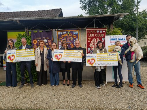 La consegna degli assegni