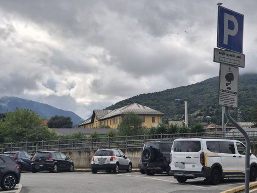 Il parcheggio dove sono avvenuti i furti Il parcheggio dove sono avvenuti i furti