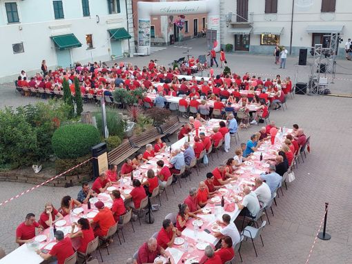 La cena in rosso in piazza Sforzini