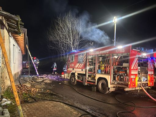Va in fiamme il tetto di una casa a Bricherasio in strada San Giovanni