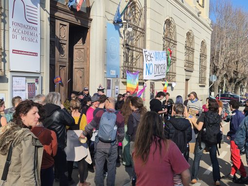 Proteste fuori dal salone dei Cavalieri di Pinerolo per l'evento vannacciano