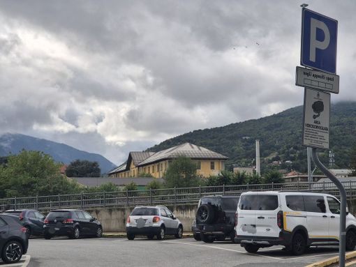 Il parcheggio della sala gessi, con il cartello che annuncia telecamere non presenti Il parcheggio della sala gessi, con il cartello che annuncia telecamere non presenti
