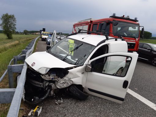 Furgoncino finisce contro il guard-rail sulla Torino-Pinerolo Furgoncino finisce contro il guard-rail sulla Torino-Pinerolo