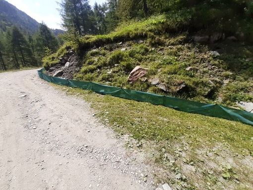 Le barriere in plastica posizionate lungo la salita verso la Conca del Pra Le barriere in plastica posizionate lungo la salita verso la Conca del Pra