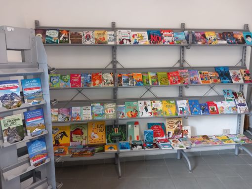 La biblioteca temporanea all’interno dell’ufficio turistico