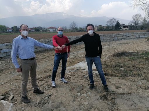 Da sinistra il sindaco Sergio Paschetta e il consigliere Alex Davico di Cavour e il sindaco Stefano Bruno Franco di Bagnolo Piemonte