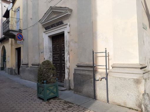 La bacheca danneggiata davanti a Santa Croce a Cavour