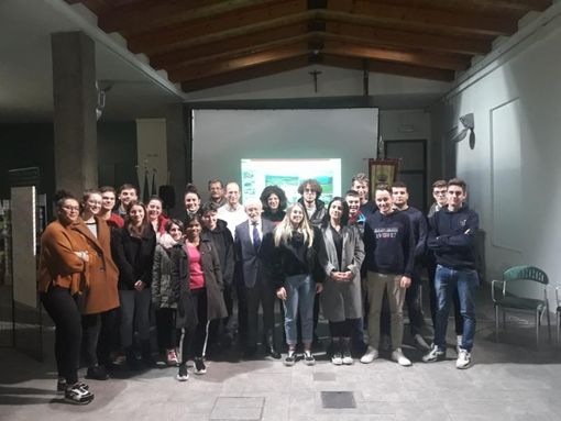 I diciottenni cavouresi con al centro Fassone