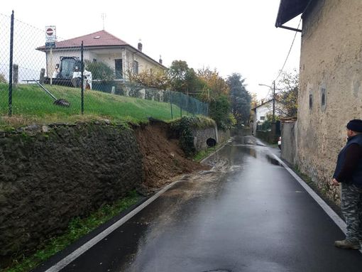 Crolla una parte di muretto: Cumiana chiude un tratto di via Chisola Crolla una parte di muretto: Cumiana chiude un tratto di via Chisola