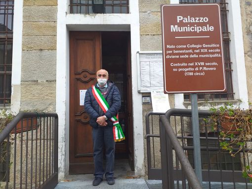 Il sindaco Costelli in primavera, durante il minuto di silenzio perle vittime del coronavirus