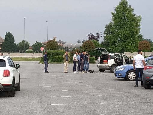 Omicidio nel piazzale dell'Auchan di Cuneo: la vittima è una 44enne residente a Saluzzo, già fermato il responsabile