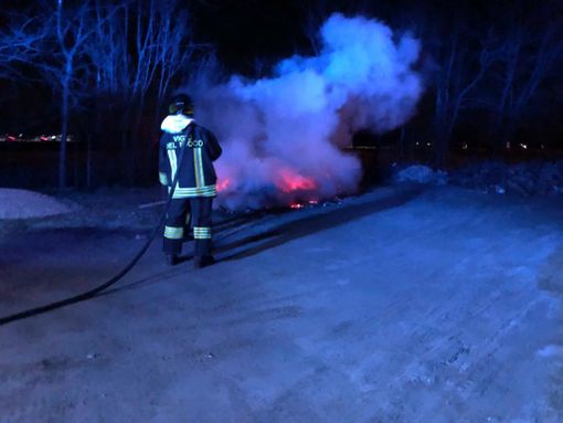 Rogo in via Villafranca a Vigone vicino a un capannone abbandonato (FOTO) Rogo in via Villafranca a Vigone vicino a un capannone abbandonato (FOTO)