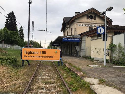 “Noi non siamo marionette”: flash mob sui binari di Legambiente Val Pellice