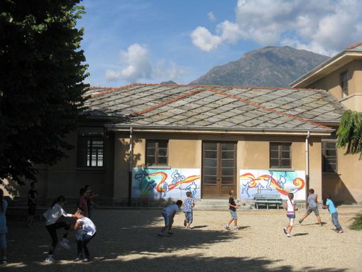 Luserna San Giovanni primaria via Tegas bimbi in cortile