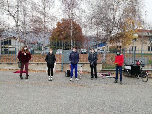 A Luserna San Giovanni primo giorno di scuola davanti ai cancelli delle medie [FOTO]