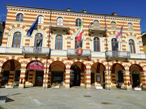 I locali si trovano sotto il porticato del municipio