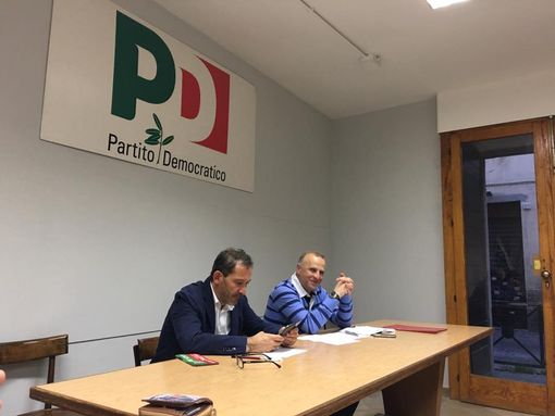 Stefano Ricchiardi (a destra) con il capogruppo del Pd in Consiglio a Pinerolo Luca Barbero