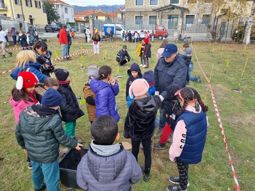 Le piantumazioni in via Toscanini con il Rotary e i bimbi delle scuole