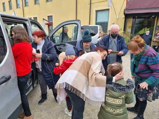 L'arrivo in hotel a Pinerolo delle bimbe ucraine